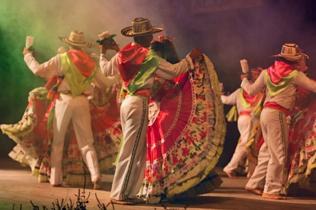 Este baile es de origen europeo entre los siglos XVI y XVII. Su nombre original era countrydance, que en inglés significa dan